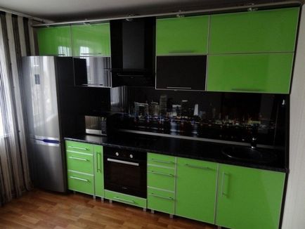 Bucătărie verde combinată de culori elegante în interior, perdele moderne și tapet