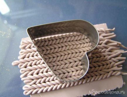 Broșă din material plastic în tehnica de imitație de tricotat