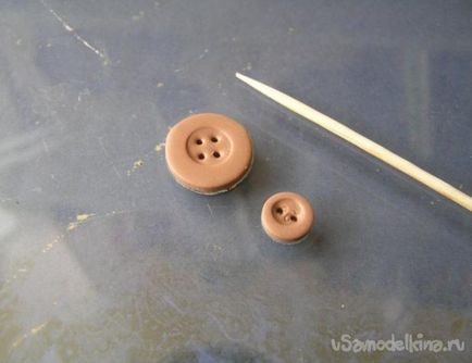 Broșă din material plastic în tehnica de imitație de tricotat