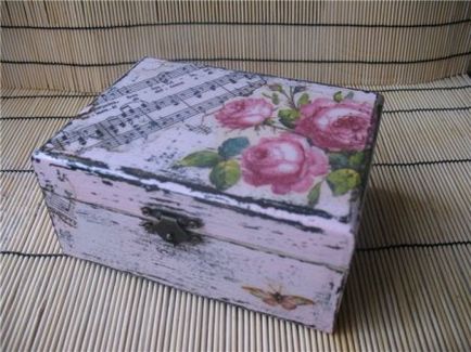 Decoupage în stilul ceasurilor și mâncărurilor shebbie chic, coșuletei și pieptului, precum și un laptop