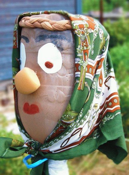 Készíts egy madárijesztő a kertben egy gyermek - nagymamám tájház (konyhakert) Készíts egy madárijesztő a kertben egy gyermek - nagyanyám házából