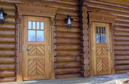 Дерев'яні вхідні двері для приватного будинку