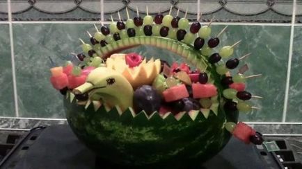 Fructele felie - cum să decorezi frumos o masă festivă asortată de fructe (foto)