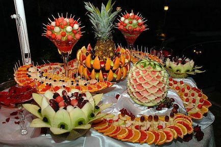 Fructele felie - cum să decorezi frumos o masă festivă asortată de fructe (foto)