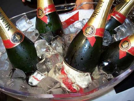 Історія появи шампанського і його значення для проведення весільного торжества