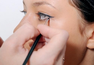 Hogyan kell használni a szemhéjfesték folyékony szemhéjtus