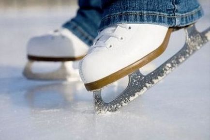 Hogyan válasszuk ki a gyermekek korcsolyát a legkisebb (jégkorong vagy göndör) hol és hogyan kell tanítani a gyermeket