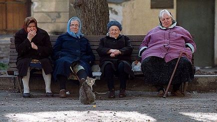 Mivel a nyugdíjasok különböző országokban élnek, és hogy engedheti meg magának - a gazdaságban - Ukránok on