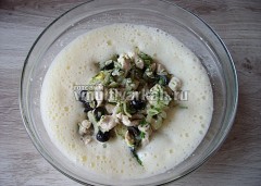 Kish în plăcintă deschisă multivark cu pui și măsline, gătit în multivarcuri