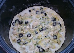 Kish în plăcintă deschisă multivark cu pui și măsline, gătit în multivarcuri