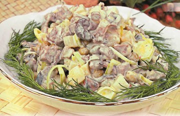 Класичний рецепт м'ясного салату святкові та буденні варіанти з куркою, свининою, яловичиною