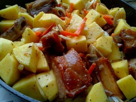 Frunzele de carne de porc afumate cu cartofi