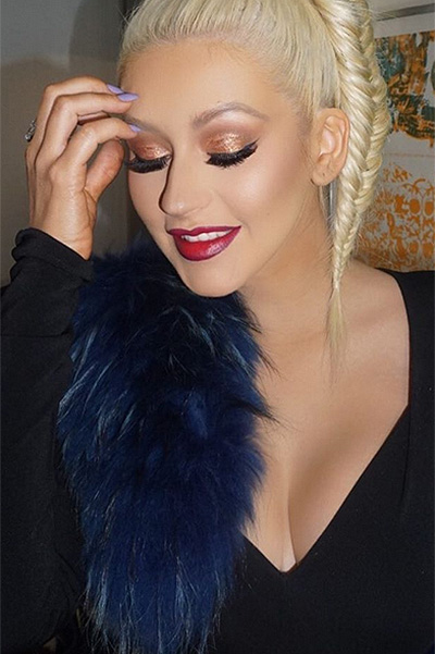 Christina Aguilera și imaginile ei la modă în spectacol de voce, o bârfă