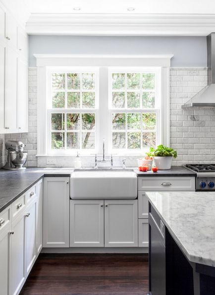 Bucătărie cu chiuveta pentru ferestre, fotografii și sfaturi