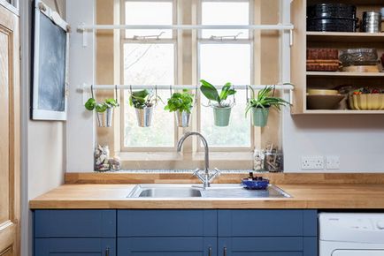 A konyhában a mosogató az ablak közelében, képek és tippek