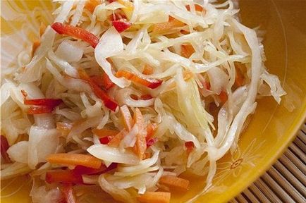 Sauerkraut într-un borcan cu o rețetă clasică de saramură clasică de varză de varză pentru 3 litri