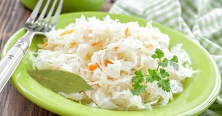 Sauerkraut într-un borcan cu o rețetă clasică de saramură clasică de varză de varză pentru 3 litri