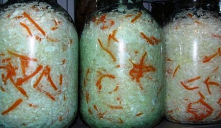 Sauerkraut într-un borcan cu o rețetă clasică de saramură clasică de varză de varză pentru 3 litri