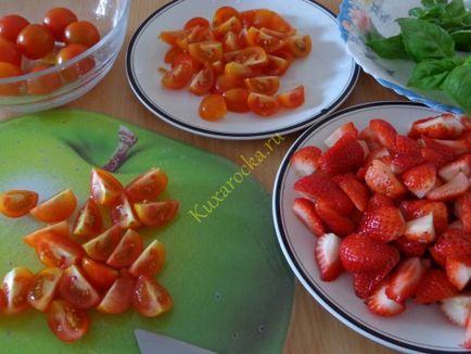 Легкий салат з полуниці і помідор