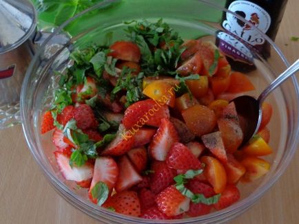 Легкий салат з полуниці і помідор