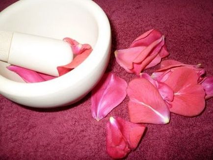 Ulei din petale de trandafir pentru ceea ce este potrivit, așa cum este pregătit acasă