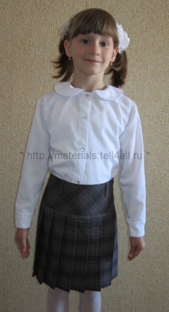 Clasa de masterat coase o bluză școlară, o cutie