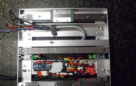 Mecanismul pentru un comprimat sau monitor într-o mașină, DIY