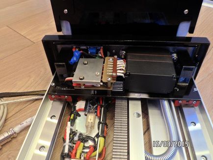 Mecanismul pentru un comprimat sau monitor într-o mașină, DIY