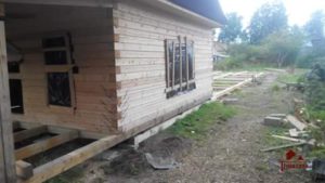O nouă fundație sub vechea casă de lemn - ridicând și mutând casa într-o nouă fundație pe cricuri