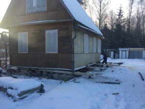 O nouă fundație sub vechea casă de lemn - ridicând și mutând casa într-o nouă fundație pe cricuri