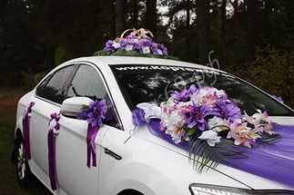Lila esküvői dekoráció szövet, virágok, léggömbök