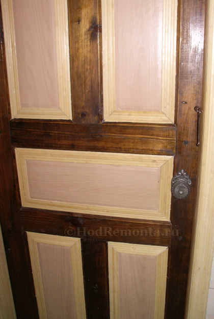 Обклеювання дерев'яних дверей бамбуковими шпалерами