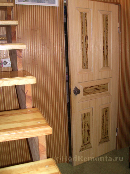 Обклеювання дерев'яних дверей бамбуковими шпалерами