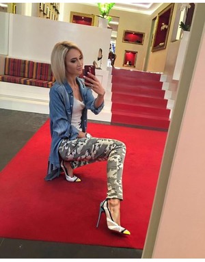 Olga Buzova a lăudat pantofii scumpi - ziua femeii