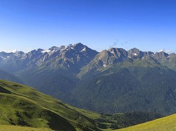 Lake Ritsa Abháziában (fotó), ahol az út a tó, a történelem egy különleges hely