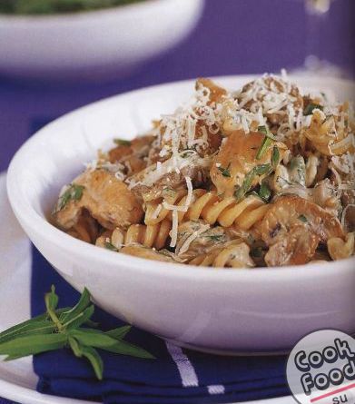 Fusilli tészta (makaróni, spirál) csirkével és gombával recept egy fotó