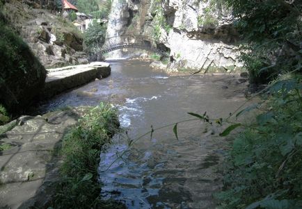 Trecătoarea Gumbashi, cascadele de miere