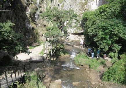 Trecătoarea Gumbashi, cascadele de miere