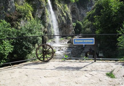 Trecătoarea Gumbashi, cascadele de miere