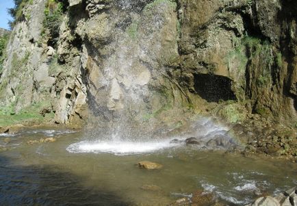 Trecătoarea Gumbashi, cascadele de miere