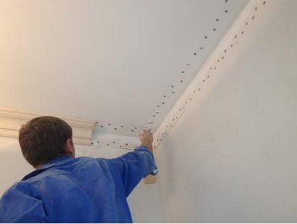 Selectarea și instalarea cornișelor din stuc, instalarea de cornișe din ghips până la tavan și îmbinări ale pereților, foto,