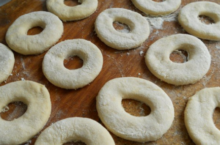 Пончики на кефірі за 15 хвилин прості рецепти покроково