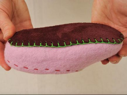 Coaseți talpa din piele pentru papucii de felted