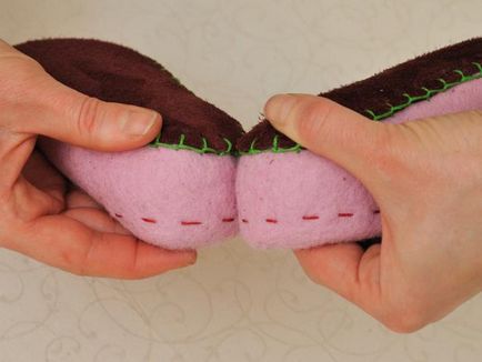 Coaseți talpa din piele pentru papucii de felted