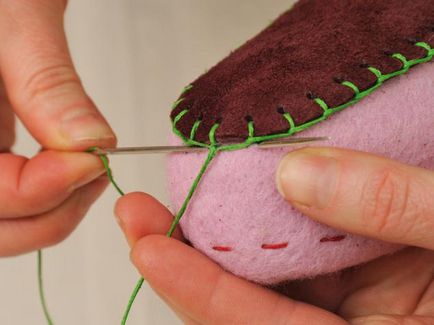 Coaseți talpa din piele pentru papucii de felted