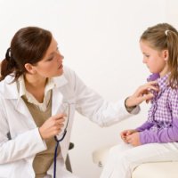 Un copil suferă adesea de pneumonie, care este motivul