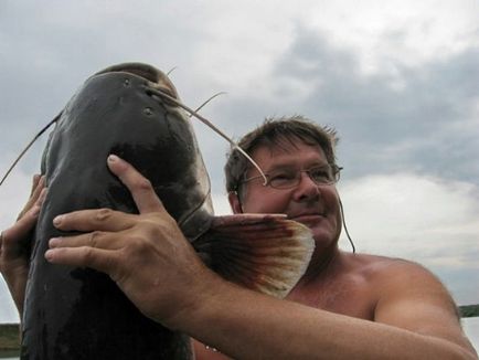 Риболовля на Волзі в червні рибалка в дельті Волги в період мошки