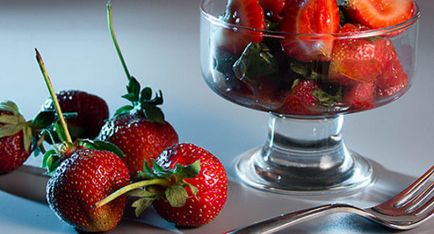 Salată de roșii și de căpșuni