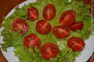 Салат з полуницею і помідорами чері