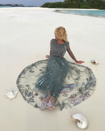 Arată biz și cultură Yana Rudkovskaya pus pe o rochie seara plajă Maldivian cu un pantof de nunta (fotografie)
